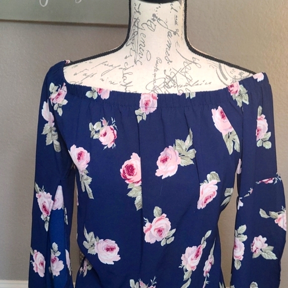 Ultra Flirt Floral Flowy Cold Shoulder Top - Picture 2 of 4